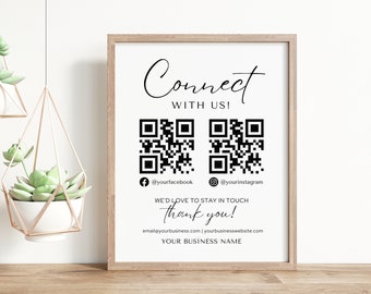 Könnte beinhalten: Ein weißes Schild mit schwarzem Rahmen, mit dem Text "Connect with us!" und zwei schwarz-weißen QR-Codes. Unter den QR-Codes befinden sich Social-Media-Icons für Facebook und Instagram, gefolgt vom Text "We'd love to stay in touch, thank you!" und den Kontaktdaten eines Unternehmens.