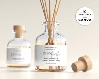 Puede incluir: Botellas difusoras de caña de vidrio transparente con cañas de madera. Las botellas tienen etiquetas que dicen "LINENfresh REED DIFFUSER" con detalles de la fragancia. Una botella tiene un tapón de madera. La imagen también incluye un gráfico "EDITABLE WITH CANVA".