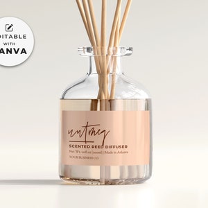Könnte beinhalten: Eine durchsichtige Glasflasche mit einem roségoldenen Etikett, auf dem "untoneg SCENTED REED DIFFUSER Net Wt. ooflot (oooml) | Made in Atlanta YOUR BUSINESS CO." steht.