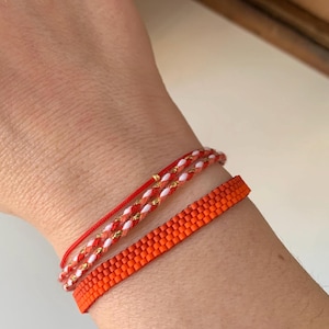 Rote winzige Perlenarmband-Set, Schichtung zarte stapelbare Armbänder, Glasperle rotes Schnur-Armband, Boho Minimal Armbänder Set Geschenk für sie