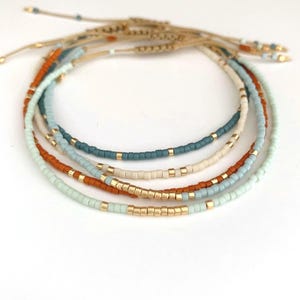 Winziges Perlenarmband, Stapelperlenarmband Feines verstellbares minimalistisches Perlenarmband, handgemachtes zierliches Boho Armband Geschenk für Sie