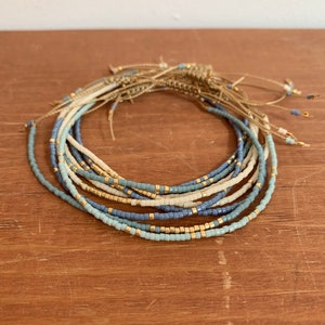 Pulseiras de miçangas pequenas, Pulseira de cordão delicado, Pulseira de miçangas em camadas, Joias Boho, Joias de miçangas, Presente para ela, Pulseira de miçangas azuis