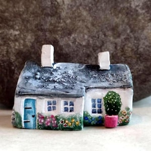 Preciosa casa larga galesa en miniatura, hecha a mano en cerámica blanca, con flores y escalones exteriores (2025)
