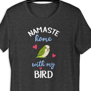 Grünes Quäker Papagei T-Shirt: Namaste Home Bird Tee