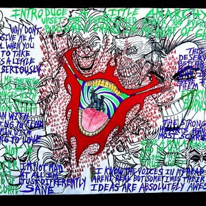 Puede incluir: Ilustración artística con múltiples representaciones de un personaje con cabello verde y una sonrisa siniestra. La obra de arte está llena de texto, incluyendo frases como "Introduce la anarquía" y "¿Por qué tan serio?". La paleta de colores incluye rojo, verde, azul y blanco.