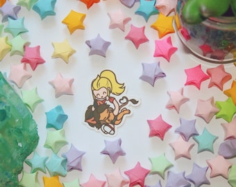 Może przedstawiać: Kolorowa ilustracja dwóch postaci z kreskówek, kobiety z blond włosami i lwa, na białym tle otoczonym origami gwiazdami w różnych kolorach.
