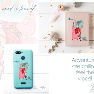 Pu&ograve; includere: Una custodia per telefono blu chiaro con una grafica di una donna seduta su una valigia che tiene una mappa del mondo. Il testo "All you need is travel" &egrave; nella parte superiore dell'immagine. Il testo "Lovin Art" &egrave; nella parte inferiore dell'immagine.