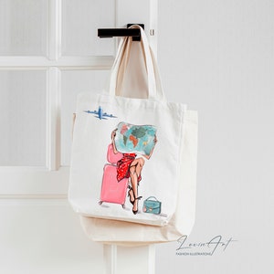 Pu&ograve; includere: Una borsa tote bianca con un'illustrazione colorata di una donna seduta su una valigia rosa, che tiene una mappa del mondo. La donna indossa un vestito rosso con pois bianchi e tacchi neri. Il testo "Lovin Art" &egrave; stampato sul fondo della borsa.