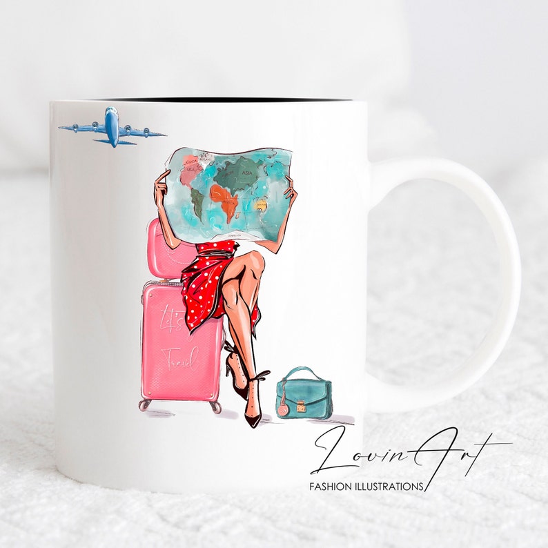 Pu&ograve; includere: Tazza in ceramica bianca con bordo nero che presenta un'illustrazione colorata di una donna seduta su una valigia rosa con una mappa del mondo in mano. La donna indossa un vestito rosso a pois bianchi e tacchi neri. La tazza ha il testo "It's Travel" sulla valigia e "Lovin' Art" con il testo "FASHION ILLUSTRATIONS" sotto.