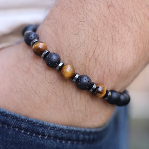 Gepersonaliseerde zwarte onyx, tijgeroog, lava, hematiet edelsteen herenarmband in op maat gegraveerde houten geschenkdoos