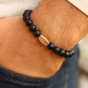 Gepersonaliseerde zwarte onyx edelsteen herenarmband in op maat gegraveerde houten geschenkdoos, bescherming onyx natuursteen armband met etnisch houten
