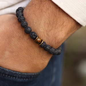 Gepersonaliseerde lava- en tijgeroog edelsteenarmband voor bescherming, aarding en energie in aangepaste gegraveerde houten geschenkdoos, kerstcadeau