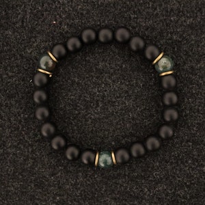 Gepersonaliseerde zwarte onyx, mosagaat edelsteen herenarmband in op maat gegraveerde houten geschenkdoos