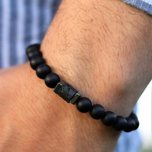 Gepersonaliseerde zwarte onyx, lava, hematiet edelsteen herenarmband in op maat gegraveerde houten geschenkdoos, kerstcadeau