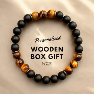 Gepersonaliseerde zwarte onyx en tijgeroog edelsteen herenarmband in op maat gegraveerde houten geschenkdoos