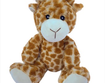 Könnte beinhalten: Ein Plüsch-Giraffen-Spielzeug mit einem gefleckten Muster in Braun- und Cremetönen. Die Giraffe hat eine weiße Schnauze, schwarze Augen und kleine schwarze Ohren. Das Stofftier sitzt mit ausgestreckten Beinen.