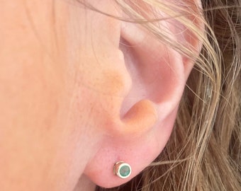 Örhängen i 9 karat guld med smaragder, maj-födelsesten, presenter till henne