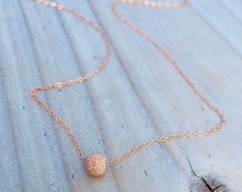 Collar con cuentas en forma de estrella bañadas en oro rosa de 14 quilates