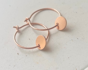 Pendientes de aro con disco estilo boho, chapados en oro rosa de 14 quilates.