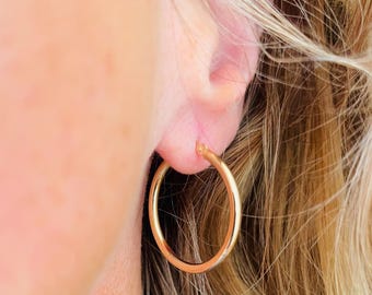 Pendientes de aro de oro de 9 quilates: Aros unisex ligeros con bisagra (25 mm)