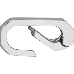 Könnte beinhalten: Ein silberfarbener Karabinerhaken mit gebogenem Design. Der Haken hat einen federbelasteten Verschluss für sicheren Verschluss und besteht aus einem glänzenden Metallmaterial. Der Karabiner dient zum Befestigen von Gegenständen.