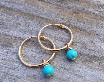 9 Karat Gold Kleine 13 mm Creolen mit winzigen Türkis Edelstein Anhängern, Dezember Geburtsstein