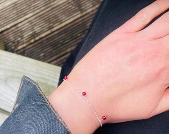 ファセットカットのルビーがあしらわれたスターリングシルバーブレスレット - 7月の誕生石