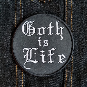 Goth is Life 3,5&quot; inch opstrijkbare/naai op geborduurde patch, Olde Engels script
