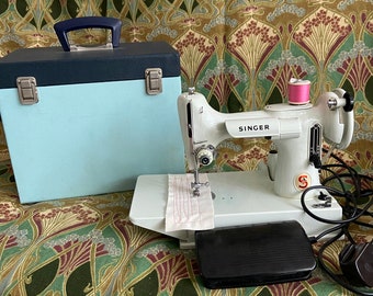 SINGER 221K Featherweight Lightweight Sewing Machine White Travel Case BEAUTIFUL Fully Working Excellent Condition BEAUTIFUL