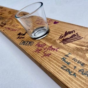 Rustiek bruiloftsgastenboekalternatief. Op maat gemaakt shotbord voor stellen, rustieke ski voor bruiloften, met twee glazen borrelglaasjes en SNELLE VERZENDING.