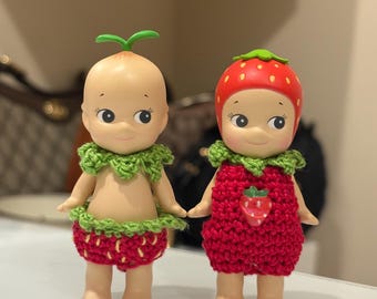Handgemaakte gehaakte Sonny Angel-aardbeienshort met bladhals en aardbei-overall met bladhalsstuk (KOMT NIET MET pop)