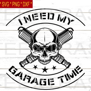 Könnte beinhalten: Schwarz-weiß-Illustration eines Schädels mit gekreuzten Zündkerzen. Der Schädel hat einen bedrohlichen Ausdruck und der Text "I NEED MY GARAGE TIME" ist in einem Kreis um den Schädel geschrieben.