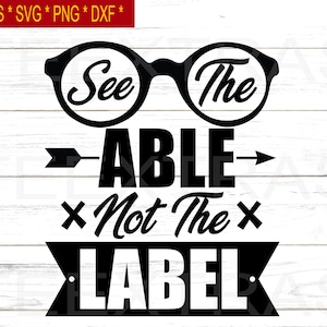 Könnte beinhalten: Schwarzweißes Grafikdesign mit dem Text "See The -ABLE Not The -LABEL" mit einer Brille und Pfeilen, die auf die Wörter "ABLE" und "LABEL" zeigen.