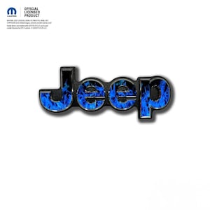 以下が含まれることがあります： 青い炎のデザインが施された黒いJeepエンブレム。「Jeep」の文字は、クロムのような縁取りのある大胆で様式化されたフォントで表示されています。公式ライセンス製品です。