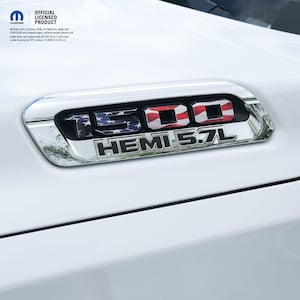 Decalcomanie sovrapposte per emblema cofano RAM 1500 L&R bandiera americana adatte per camion RAM 2019-2025