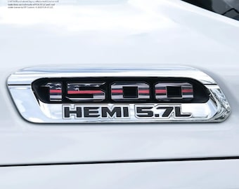 RAM 1500 motorkapembleem overlay stickers L&R THIN rode lijnvlag past op Ram Trucks 2019-2026