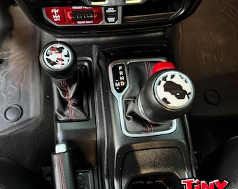 Pegatina de vinilo premium con estampado de vaca para la palanca de cambios de Jeep. Compatible con Wrangler JL y Gladiator de 2018 a 2026.