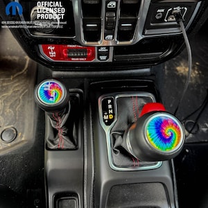 Pegatina de vinilo premium para pomo de palanca de cambios Jeep "Tie Dye" compatible con Wrangler JL y Gladiator de 2018 a 2026.