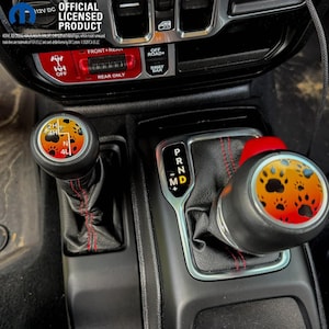 Pegatina de vinilo premium para la palanca de cambios de Jeep con diseño de "huella de oso", compatible con Wrangler JL y Gladiator de 2018 a 2026.