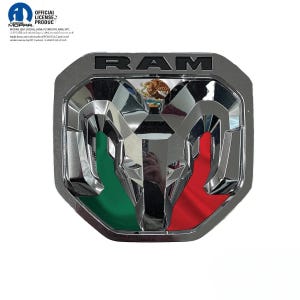Könnte beinhalten: Ein verchromtes RAM-Emblem mit grünen und roten Akzenten, das ein stilisiertes Widderkopf-Design zeigt. Das Wort "RAM" steht in schwarzer Schrift oben. Das Emblem ist ein Lizenzprodukt.