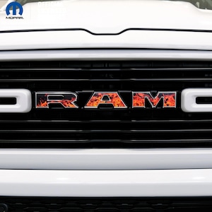 Calcomanías superpuestas con emblema de parrilla RAM con llamas de fuego real. Compatible con modelos 1500-5500 (2009-2026)