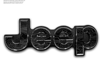 Puede incluir: Un emblema Jeep negro con un patrón de mapa topográfico en la superficie de las letras. Las letras tienen un acabado brillante en relieve con finas líneas de contorno blancas y onduladas. Producto con licencia oficial de Mopar.
