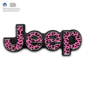 Könnte beinhalten: Ein schwarzes Jeep-Emblem mit einem rosa Leopardenmuster. Das Wort "Jeep" ist prominent dargestellt, wobei die Buchstaben mit dem rosa Muster gefüllt sind. Das Emblem hat einen silbernen Rand und ist vor einem weißen Hintergrund platziert.