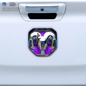 Calcomanías superpuestas con emblema de cabeza RAM para parrilla trasera de RAM con llamas moradas. Compatible con camionetas 2011-2024.