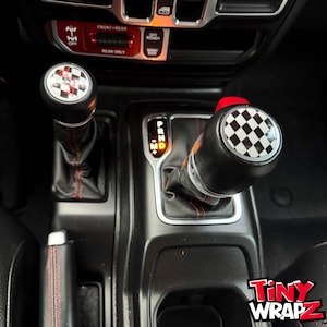 Pegatina de vinilo premium para la palanca de cambios de Jeep con diseño de "bandera a cuadros", compatible con Wrangler JL y Gladiator de 2018 a 2026.
