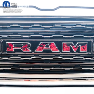 Calcomanías superpuestas con emblema de parrilla RAM con llamas rojas. Compatible con modelos 1500-5500 (2009-2026).
