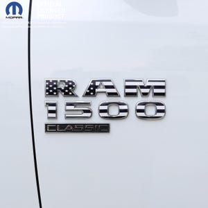 Adesivi con stemma per porta RAM Classic 1500, bandiera americana, NERO E BIANCO, adatti per modelli 2009-2024