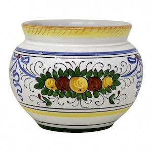 Könnte beinhalten: Ein weißer Keramiktopf mit gelbem Rand und grünen, blauen und gelben Blumendesigns. Der Topf hat einen gelben Streifen am oberen und unteren Rand und einen blauen Streifen in der Mitte.