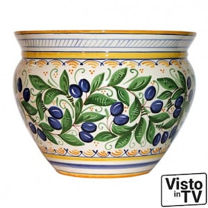 Könnte beinhalten: Ein weißer Keramiktopf mit einem blauen und grünen Olivenzweig-Design. Der Topf hat einen gelben, blauen und weißen gestreiften Rand.