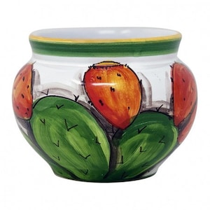 Könnte beinhalten: Ein weißer Keramiktopf mit grünem Rand und handbemaltem Design aus Kaktusfeigen und Früchten. Der Kaktus ist grün mit weißen Stacheln und die Früchte sind orange und rot.